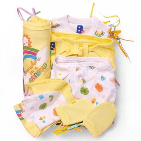 SuperBottoms Deluxe Baby Gift Set – Includes 11 Cloth Wipes, 1 Pair of Mittens & Booties, a Beanie, a Bib, a Swaddle Blanket, and a Jhabla. Made with AZO Free Dyes, this eco-friendly pack is perfect for your baby boy/girl aged 0-3 months.