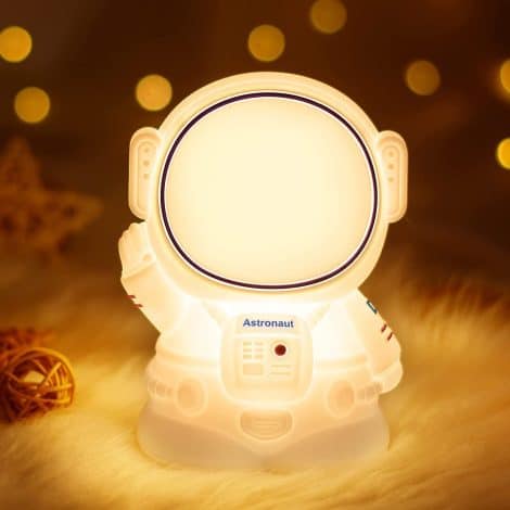 SAJANI Charming Astronaut Lamp: Delightful gift for your child’s room, with seven captivating color options.