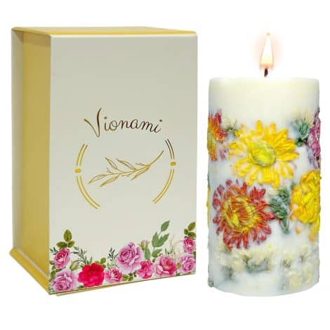 Luxurious Vionami Aloha candle, infused with refreshing kiwi passionfruit scent, adorned with dried flowers. Perfect as a gift!