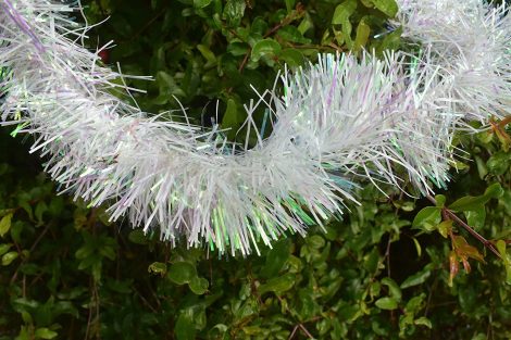 Get festive with 10 pieces of artificial snow effect white tinsel Merry Christmas strings for tree decoration.