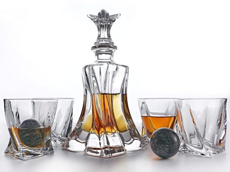 Luxurious liquor dispenser and glass set with elegant crystal decanter, whiskey glasses, and king-sized stones. Ideal for Indian men.