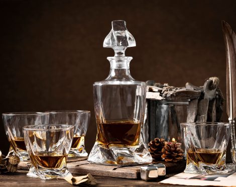 Impressive Whiskey Set with 4 Glasses, Glass Stopper, and Beautiful Design – Perfect Gift for Indian Men.